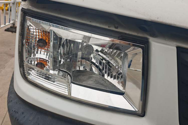 Used Iveco Daily 2020 2.8T V35 Box Truck with Dual Tires Mid-Roof Design 3 Seats Emission Standard China V
