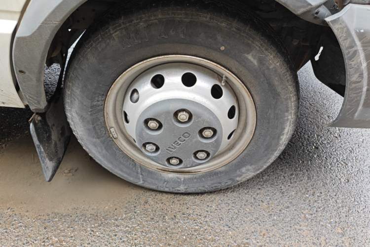 Used Iveco Daily 2021 2.8T V40 VAN厢式 Cargo Van 3-Seater Long Wheelbase Mid-Roof Design Dual Tires Manual Door Right Front Wheel Hub