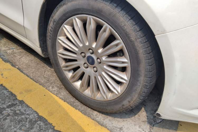 Used Ford Mondeo 2013 2.0L GTDi 200 Luxury Model Right Front Wheel Hub