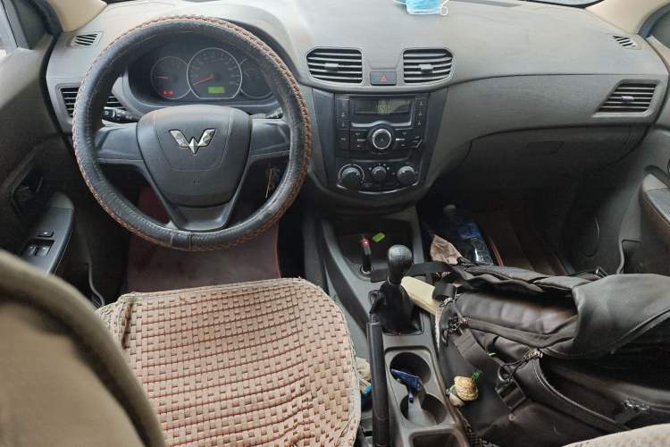 Used Wuling Hongguang 2015 1.2L S Base Model China V Standard Center Console