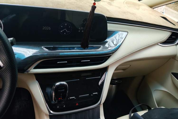 Used Buick GL8 2022 ES Landtrek 653T Luxury Edition Audio And AC Panel