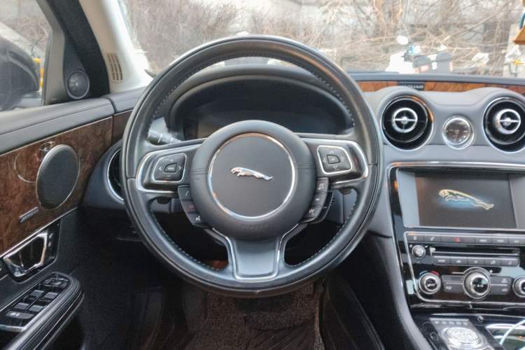 Used Jaguar XJ 2015 XJL 3.0 SC Four-Wheel Drive Panoramic Business Edition
