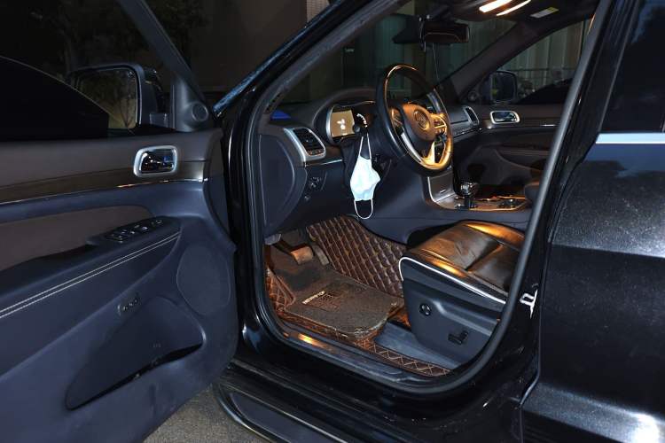 Used Jeep Grand Cherokee 2015 3.6L Luxury Navigation Edition Driver Seat