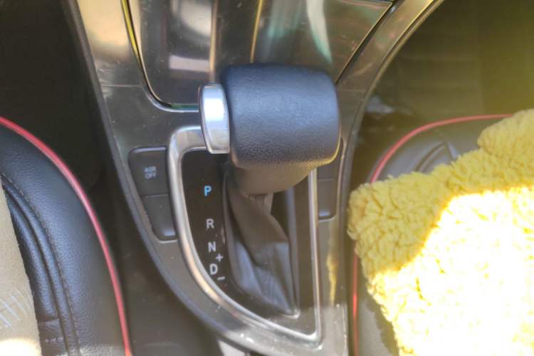 Used Brilliance V5 2014 1.6L Automatic Comfort Model Gear Lever