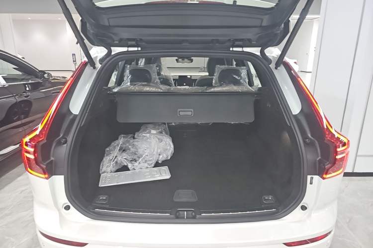 Used Volvo XC60 2026 B5 4x4 Smart Luxury Edition Trunk