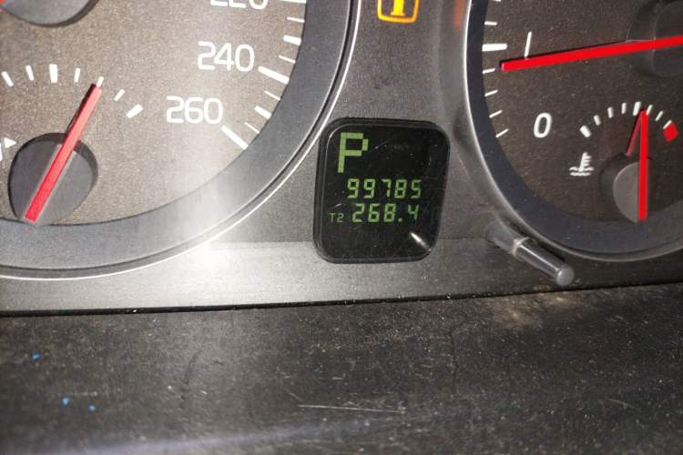 Used Volvo S40 2011 2.0L Automatic ZhiShang Edition Odometer Close Up