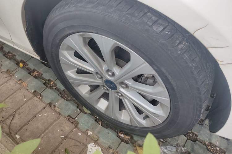 Used Ford Escort 2015 1.5L Automatic Fashion Model Right Front Wheel Hub