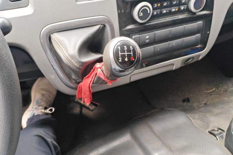 Used Foton Scenic G7 2016 2.0L Commercial Version Long Wheelbase High Roof – 486EQV4 Gear Lever