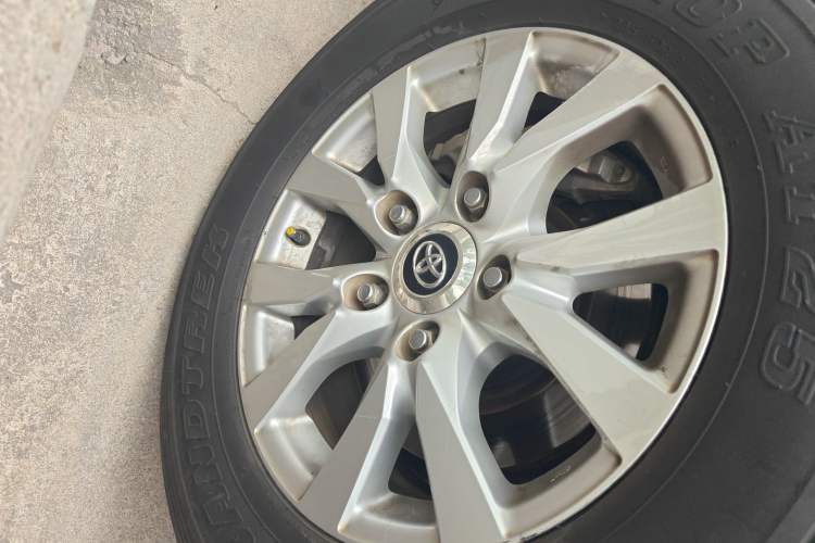 Used Toyota Land Cruiser  Right Front Wheel Hub