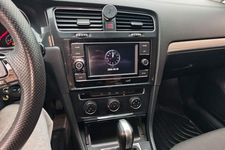 Used Volkswagen Golf 2018 230TSI Automatic Comfort Model Audio And AC Panel