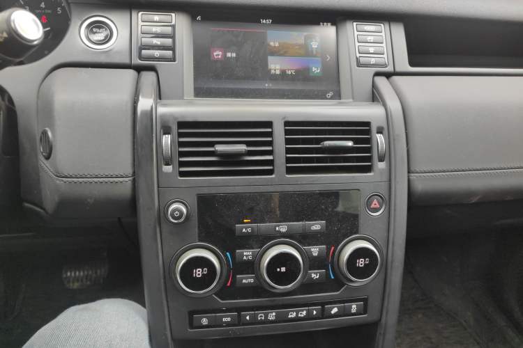 Used Land Rover Discovery Sport 2018 240 PS PURE Edition Audio And AC Panel