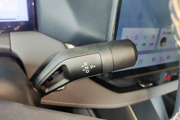 Used Lynk & Co 06 EM-P 2025 EM-P 126 Long-Range Max Gear Lever