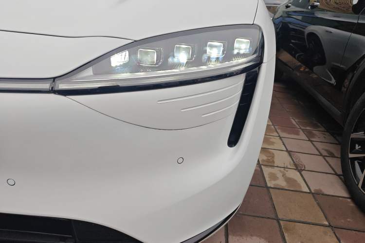 Used Hima Luxeed R7 2025 Range-Extended Version 251 km Max
