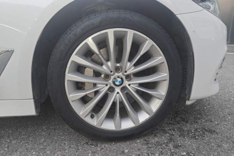 Used BMW 5 Series 2018 Revised Version 530Li Leading Edition Luxury Package Right Front Wheel Hub
