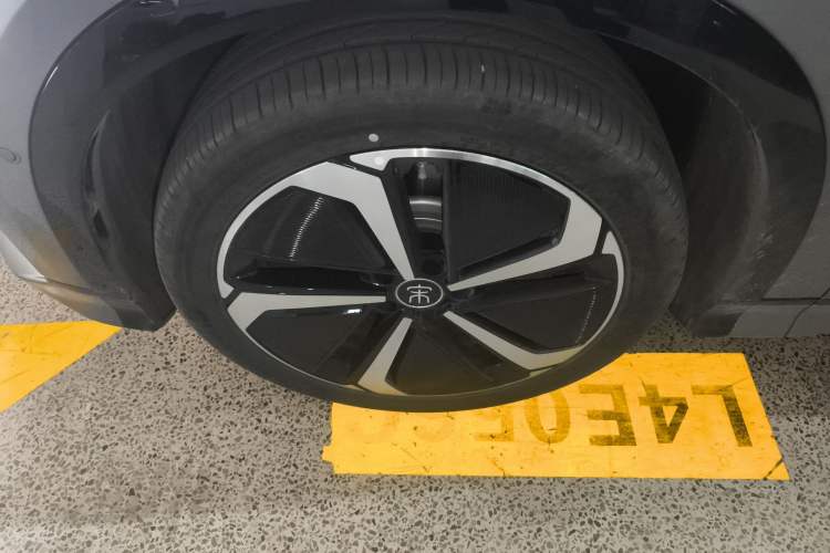 Used BYD Song L EV 2025 Intelligent Driving Version 662 km LiDAR Excellence Edition Left Front Wheel Hub