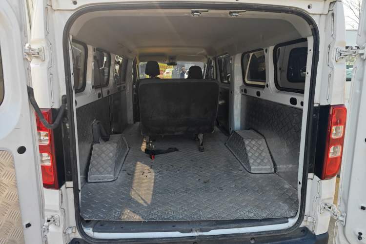 Used Wuling Yangguang 2024 300km Comfort-Grade Passenger Van 60kW