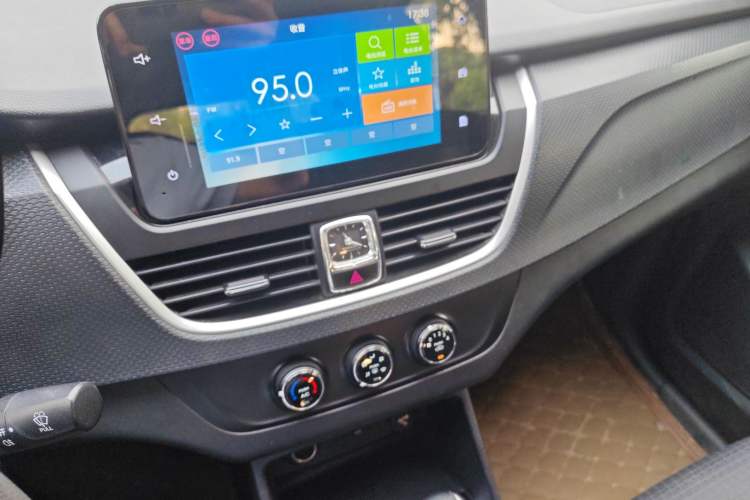 Used Baojun 730 2019 1.5T CVT Fashion Model 7 Seats China V Emission Standard Audio And AC Panel