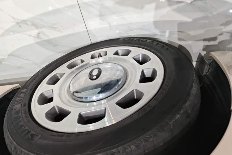 Used ORA Ballet Cat 2022 401 km Nutcracker Edition Left Front Wheel Hub