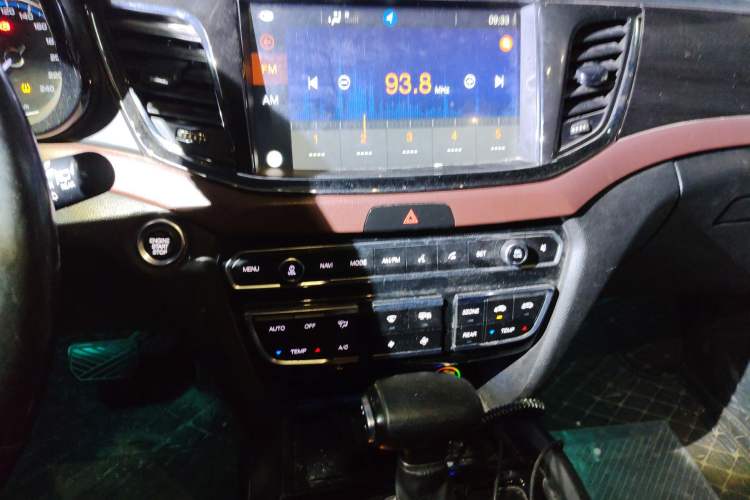 Used GAC Trumpchi GS8 2017 320T Two-Wheel Drive Luxury Smart Connectivity Version (7 Seats) Audio And AC Panel