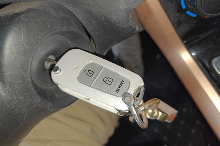 Used Dongfeng NAMMI BOX 2022 Revised Light Wind Edition 201 km Standard Version
