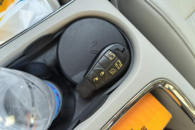 Used Chrysler Grand Voyager 2013 3.6L Luxury Edition Interior 1