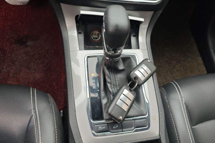 Used Roewe RX5 2016 20T Two-Wheel Drive Automatic Flagship Edition Gear Lever