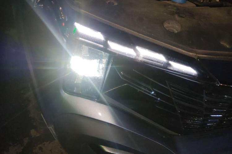 Used CHANGAN Hunter 2025 Model, Knight Edition, Lingshang Type, Dual-Motor Four-Wheel Drive Standard Box Right Front Headlight