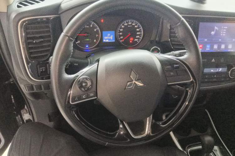 Used Mitsubishi Outlander 2018 2.0L Two-Wheel Drive Glory Edition 5 Seats Steering Wheel