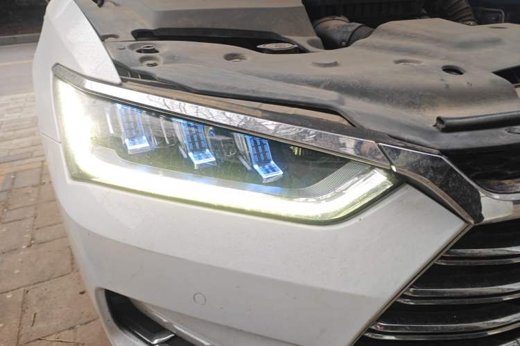 Used BYD Qin Pro New Energy 2018 DM 1.5TI Automatic Smart Connect Enjoyment Model Right Front Headlight