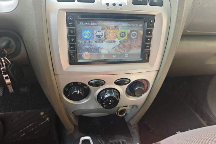 Used Huatai Santa Fe Classic 2012 2.0L Gasoline Manual Two-Wheel Drive with Sunroof
