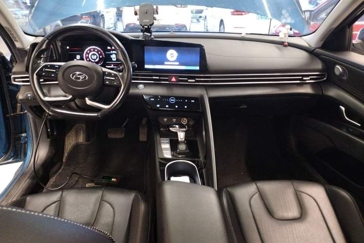 Used Hyundai Elantra 2021 1.5L CVT LUX Prestige Edition Center Console