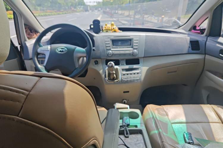 Used BYD M6 2013 2.0L Manual Comfort Edition
