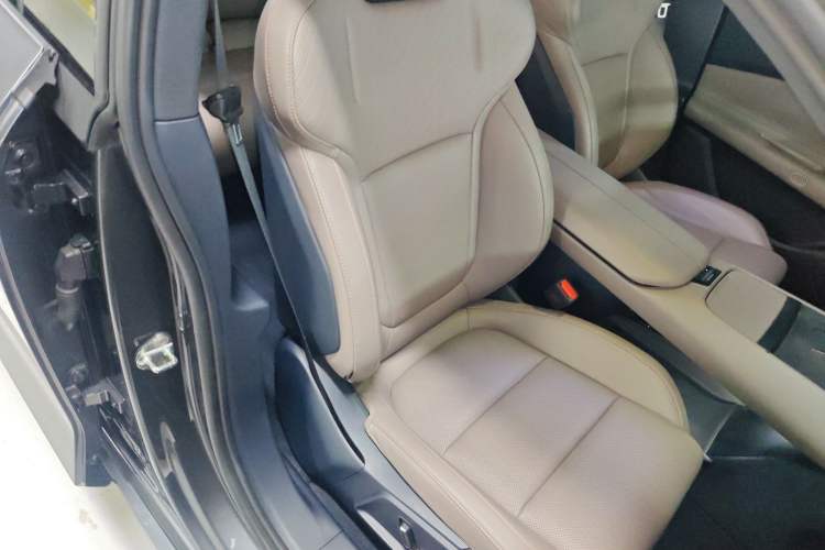 Used Lynk & Co Z10 2025 95 kWh 766 km Range Rear-Wheel Drive Max Right Front Seat