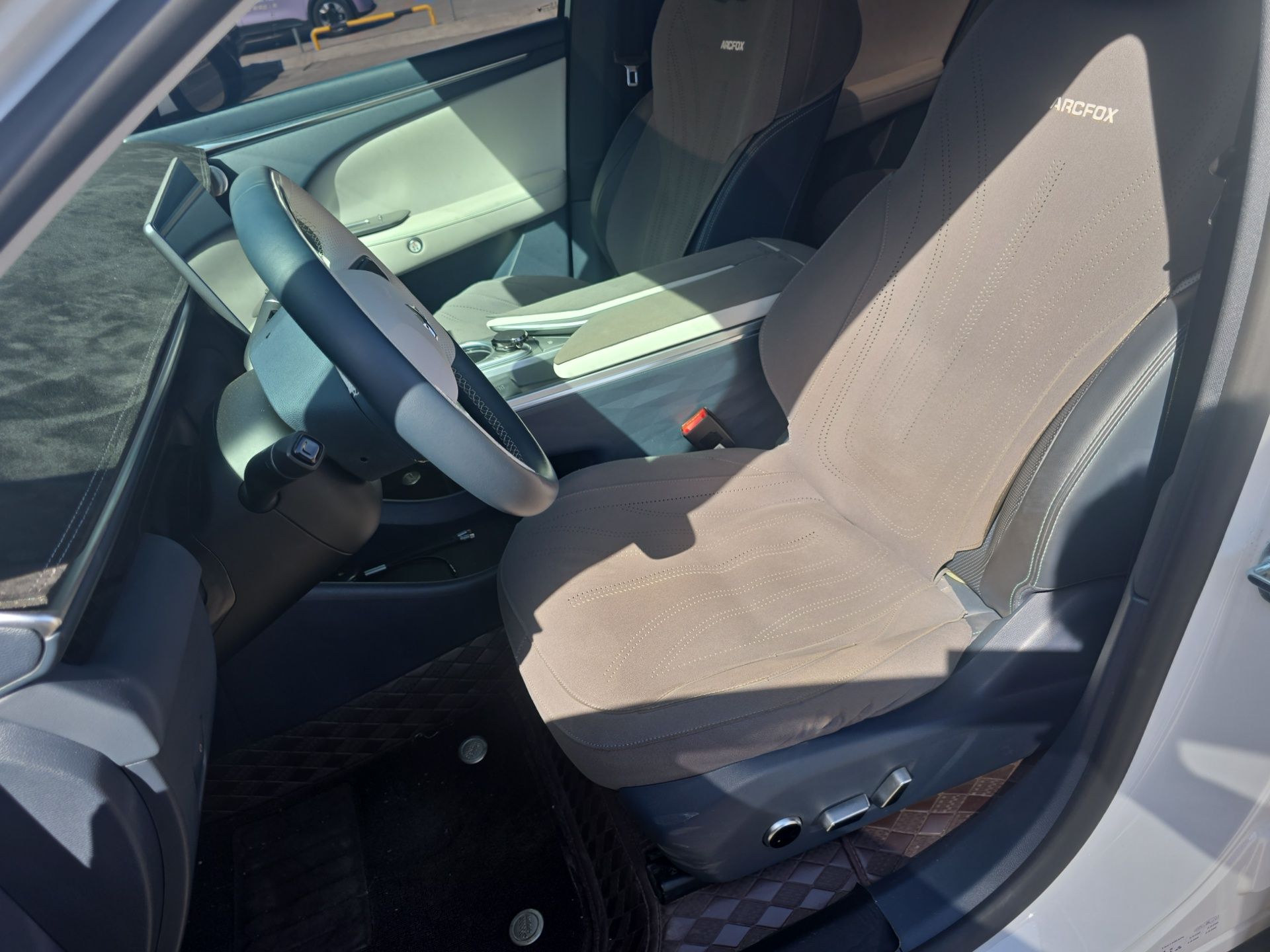 المقاعد الأمامية داخل السيارة