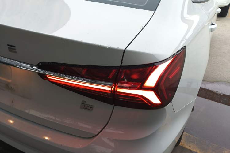 Used Roewe i5 2021 1.5L CVT Platinum Edition Right Rear Taillight