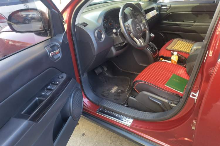 Used Jeep Compass 2012 2.4L four-wheel-drive sport version
