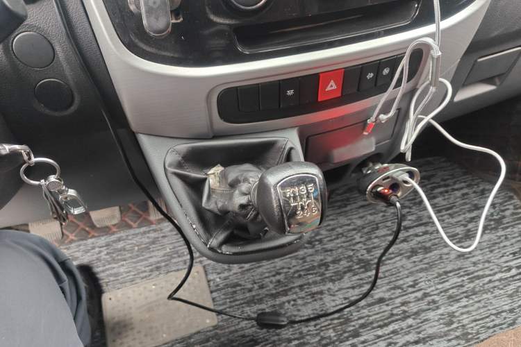 Used Dongfeng Yufeng 2021 2.3T Power King Front-Drive Logistics Van Long Wheelbase Mid-Roof 6–9 Seats China VI Standard M9T
