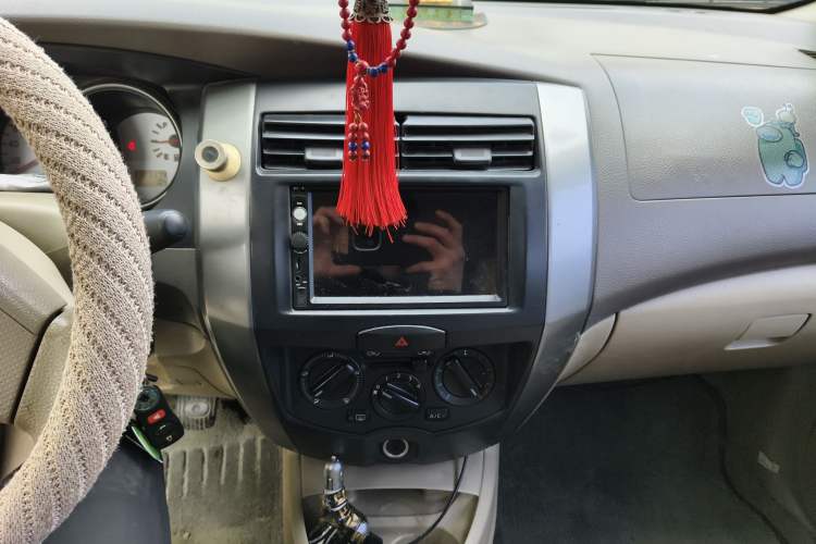 Used Nissan Livina 2010 Jingyue Edition 1.6L Manual All-Around Model Audio And AC Panel