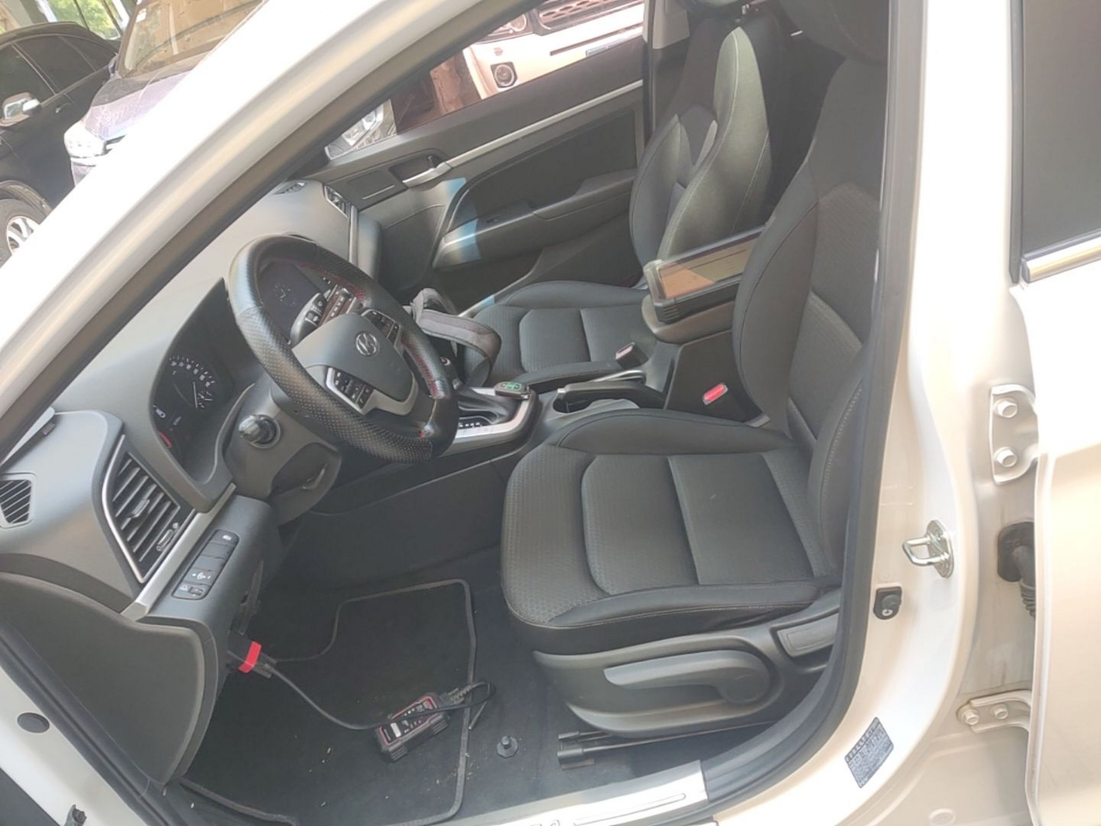 Переднее сиденье в автомобиле