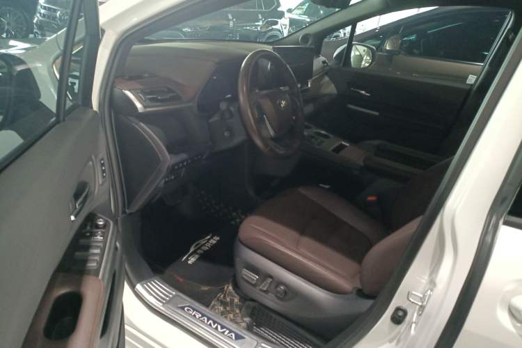 Used Toyota Granvia 2023 2.5L Hybrid Flagship VIP Edition