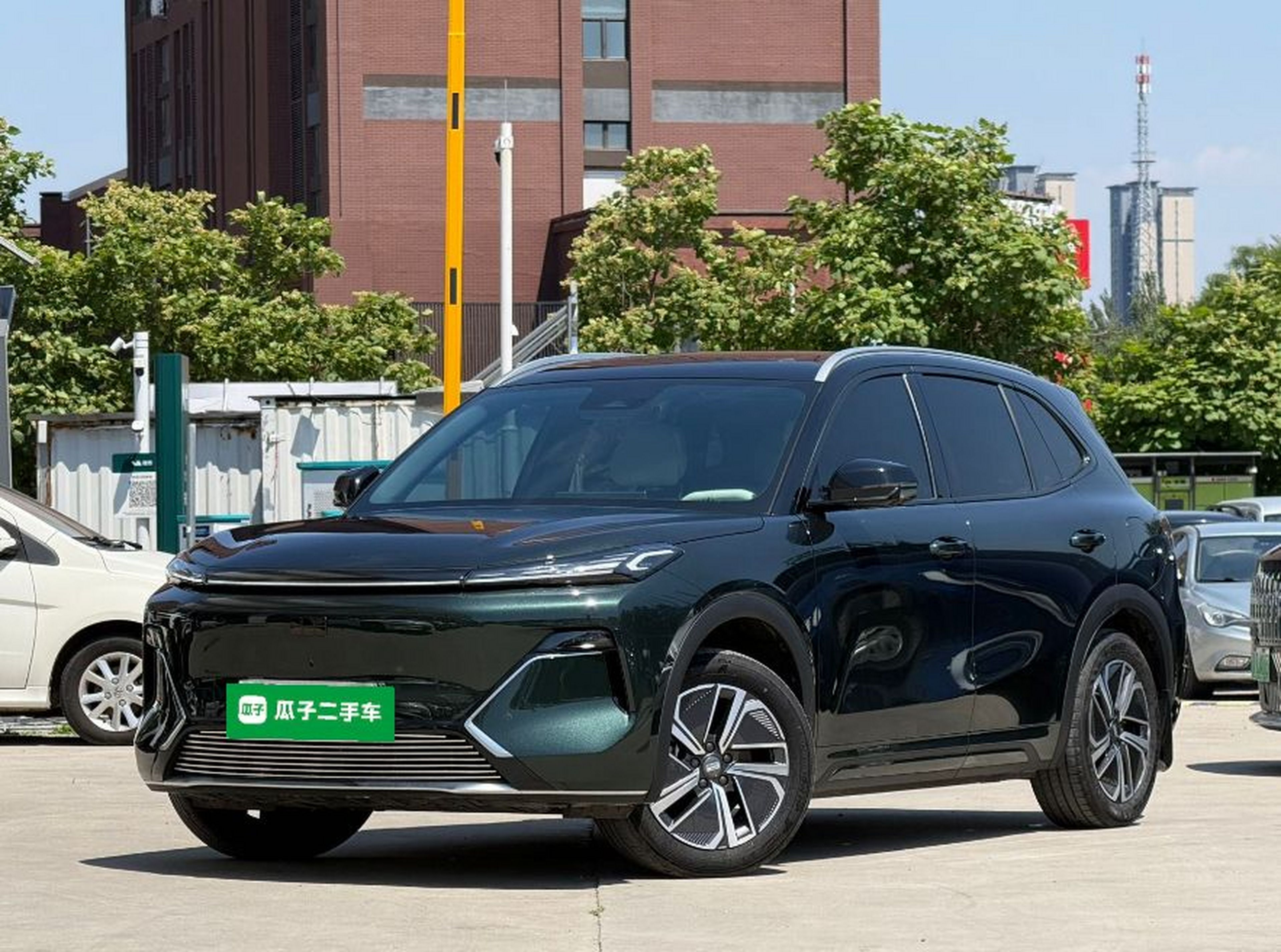 Под передней частью автомобиля