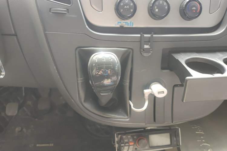 Used SAIC MAXUS Xintu V80 2014 2.5T Aotuntong Short Wheelbase Mid-Roof Model