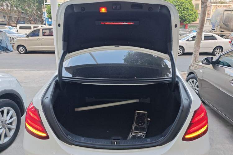 Used Mercedes-Benz E-Class 2019 Restyled E 300 L Sporty and Stylish Edition
