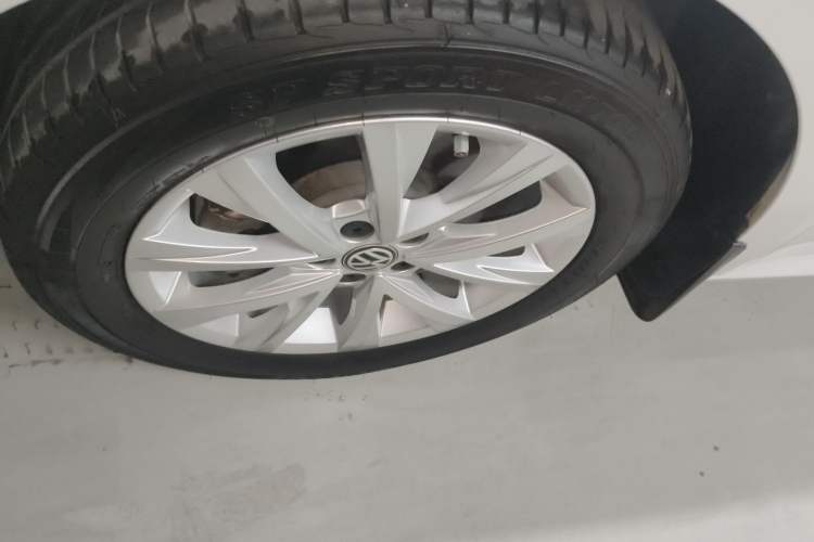 Used Volkswagen Lavida 2015 1.6L Automatic Comfort Edition Left Front Wheel Hub