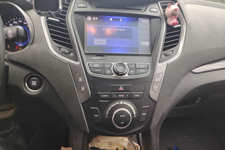 Used Hyundai Santa Fe 2015 2.4L Automatic Two-Wheel Drive Smart Version 5 Seats
