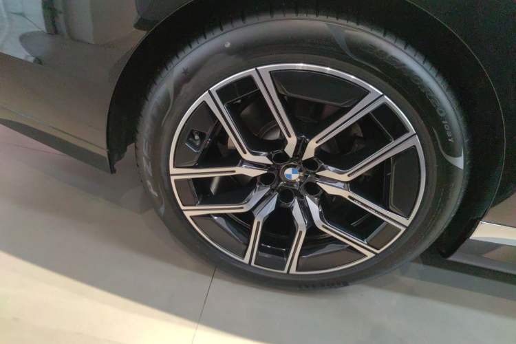 Used BMW 7 Series 2023 735Li M Sport Package Right Rear Wheel Hub