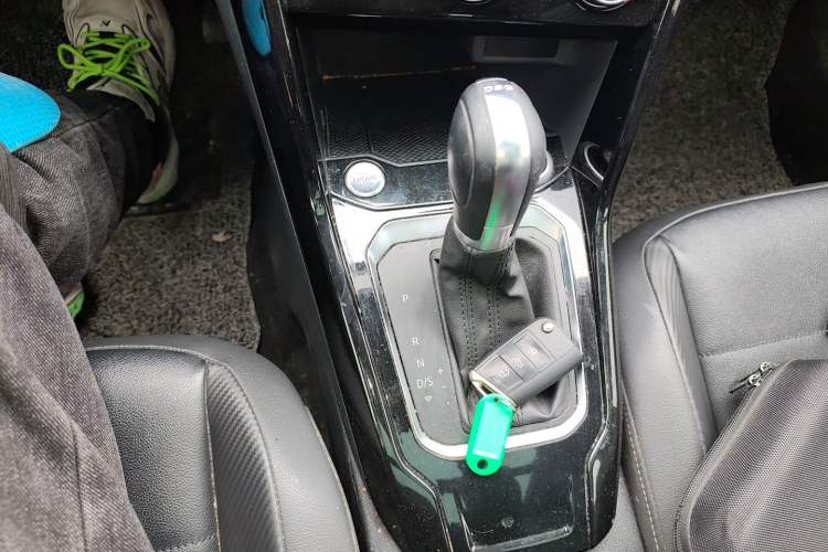 Used Volkswagen T-ROC 2018 280TSI DSG Two-Wheel-Drive Comfort Version China V Standard Gear Lever