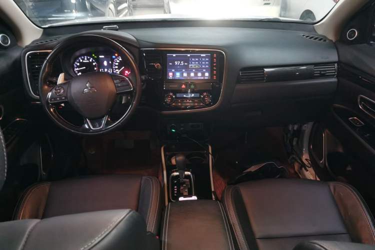 Used Mitsubishi Outlander 2019 2.4L 4x4 Zhi Xiang Edition 5 Seats China V Emission Standard
