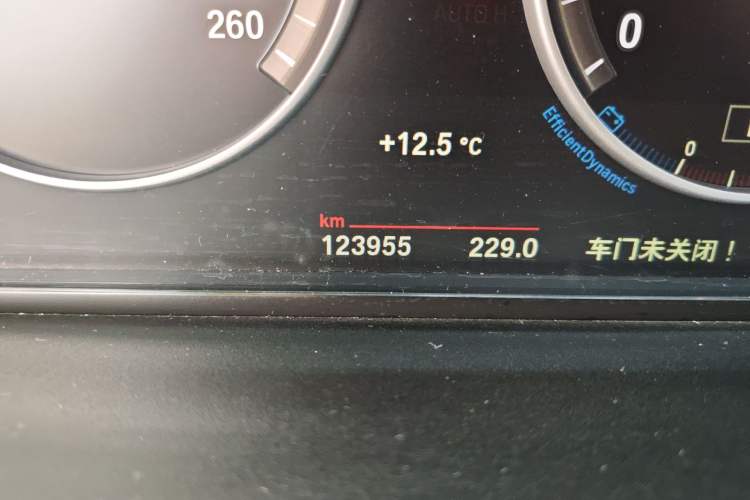 Used BMW 5 Series 2014 525Li Leading Model Odometer Close Up