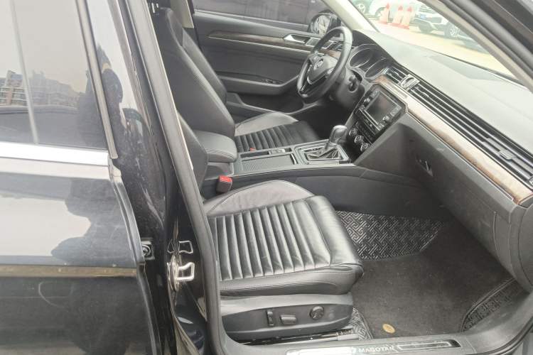 Used Volkswagen Magotan 2018 Facelift 330TSI DSG Luxury Model Right Front Seat